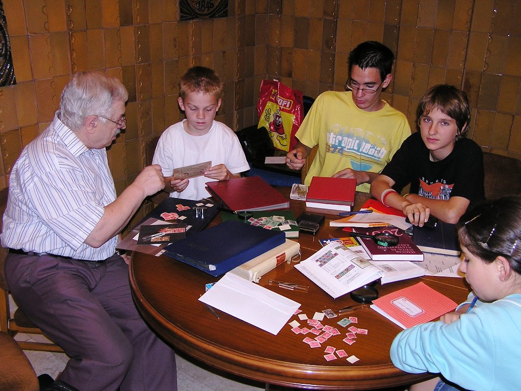 Visnyovszki G�bort�l aj�nd�kokba kaptunk r�ges-r�gi d�jjegyes levelez�lapokat