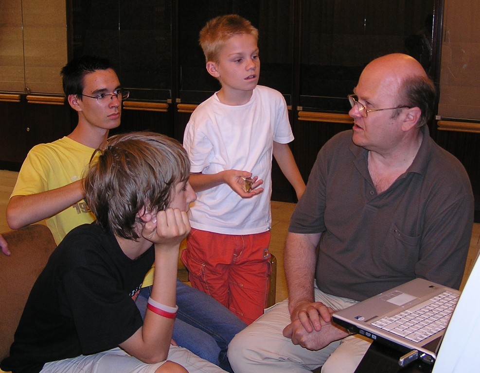 N�gyesben a sz�m�t�g�ppel